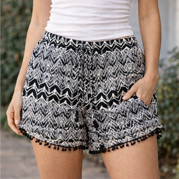 No Boundaries Pants - Stylish Black and White Women's Shorts, size XL